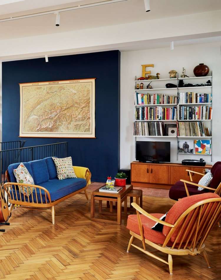Marineblaue Wand im Wohnzimmer 2021