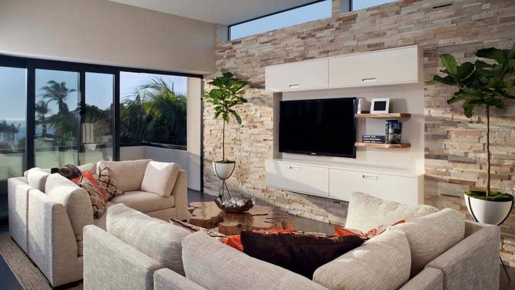 Moderne TV Kommode an einer Wand aus Naturstein