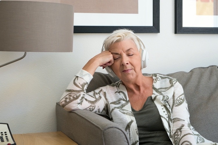 Musik zur Schlafenszeit verbessert die Schlafqualität bei Senioren