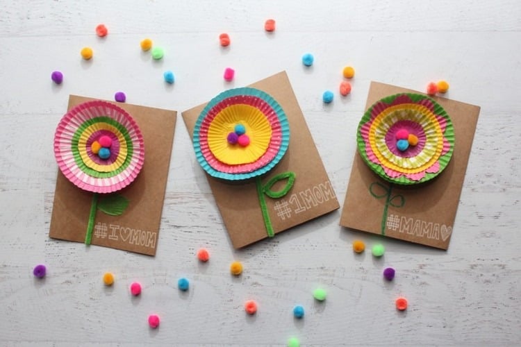 Muttertagskarten basteln mit Kindern Idee mit Muffinförmchen und Pompons