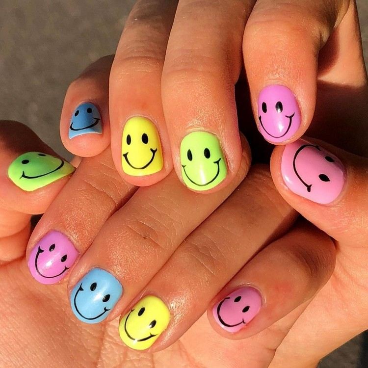 Nageldesign Ideen für kurze Nägel Smiley Nail Art