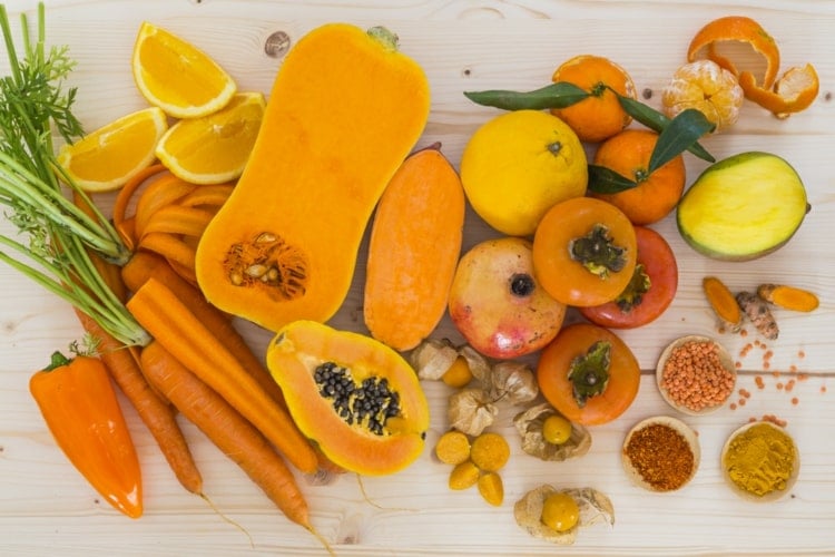 Oranges und rotes Gemüse und Früchte kräftigen die Lungenfunktion dank Carotinoid Beta-Cryptoxanthi