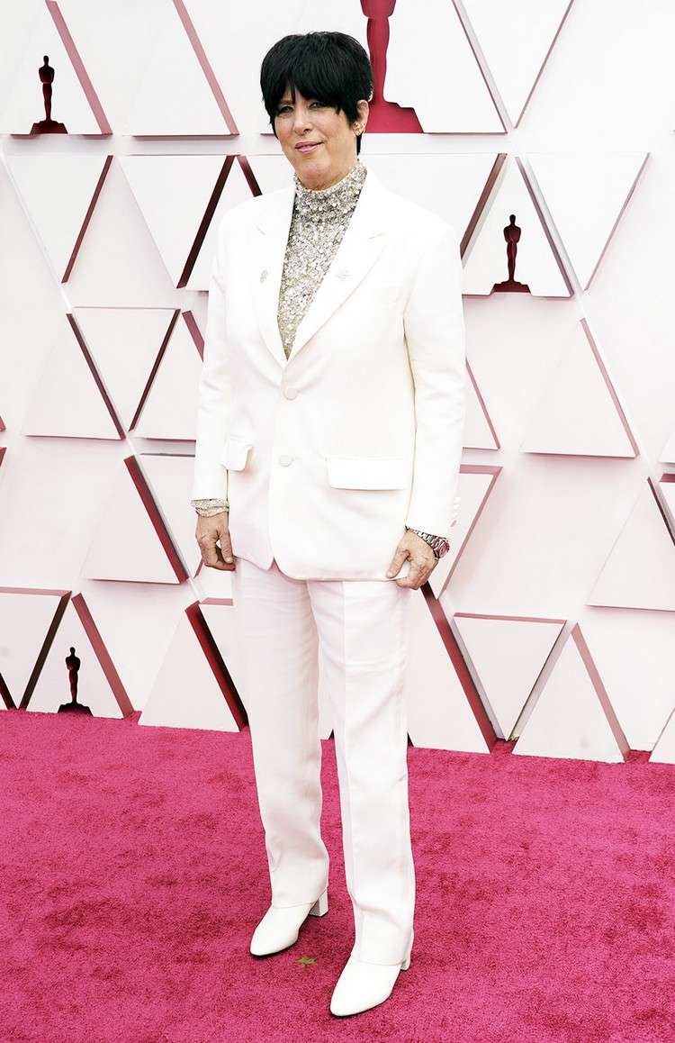 Oscars 2021 Modetrends weißer Anzug mit silbernem Pullover