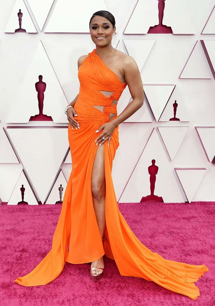 Oscars 2021 Trends Oranges langes Kleid mit einer Schulter Ariana DeBose Atelier Versace