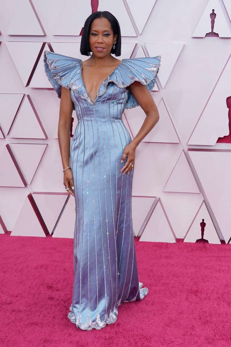 Oscars 2021 blaues Kleid mit Diamanten 