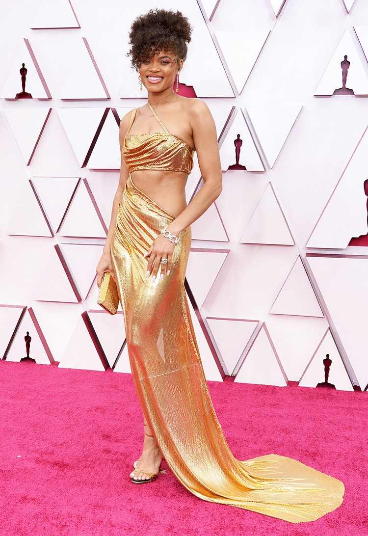 Oscars 2021 die besten Looks goldene Robe mit asymmetrischem Ausschnitt