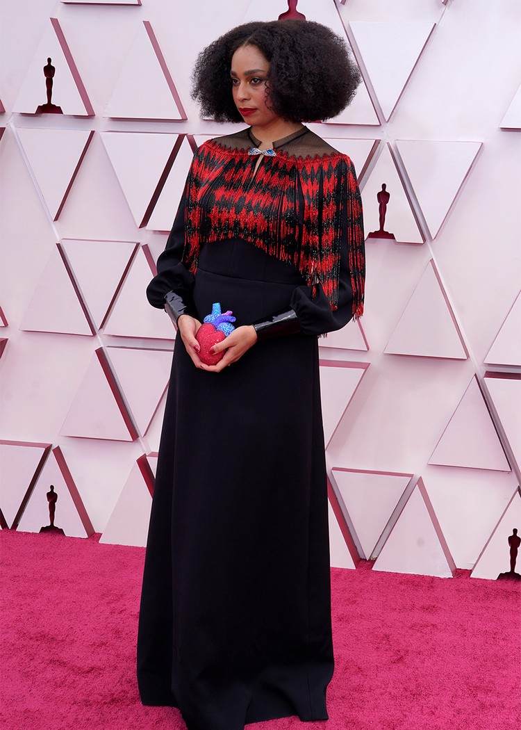 Oscars 2021 die coolsten Mode Trends Apfel Handtasche Form