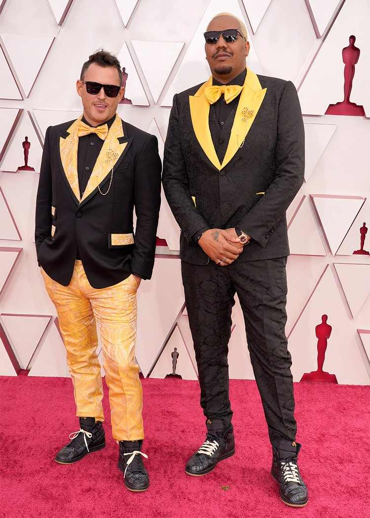 Oscars 2021 die coolsten Outfits für Männer Anzug in Gold und Schwarz