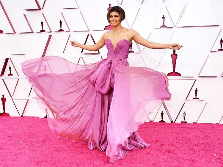 Oscars 2021 die schönsten Kleider Halle Berry trägt lila armelloses Kleid