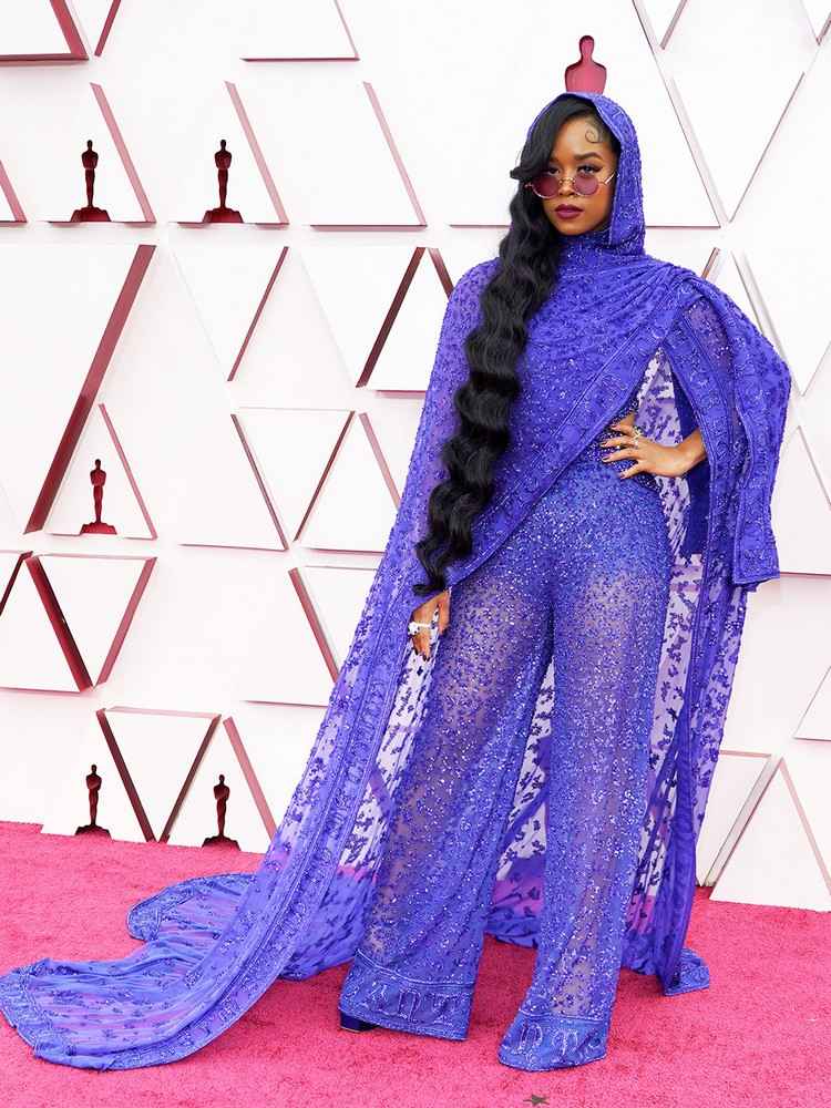 Oscars 2021 die schönsten Outfits HER trägt dunkelblaues Overall