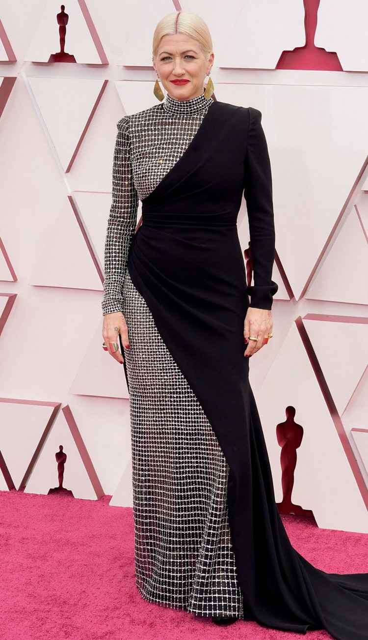 Oscars 2021 schwarz und silbernes Kleid mit Puff-Ärmel und asymmetrischem Schnitt