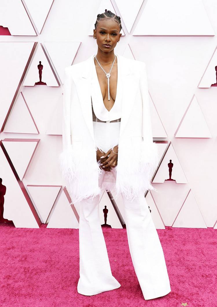Oscars 2021 weißer Anzug mit tiefem Ausschnitt