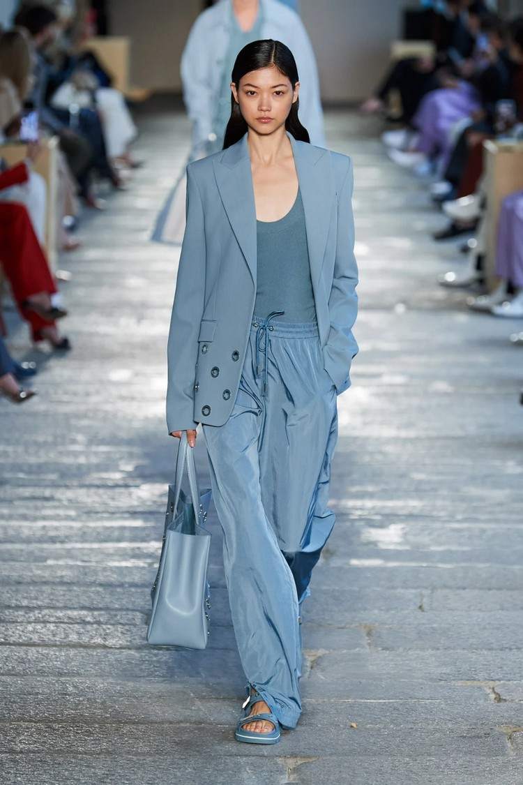 Outfit Ideen Frühjahr Himmelblau kombinieren Trendfarben Frühling Sommer 2021