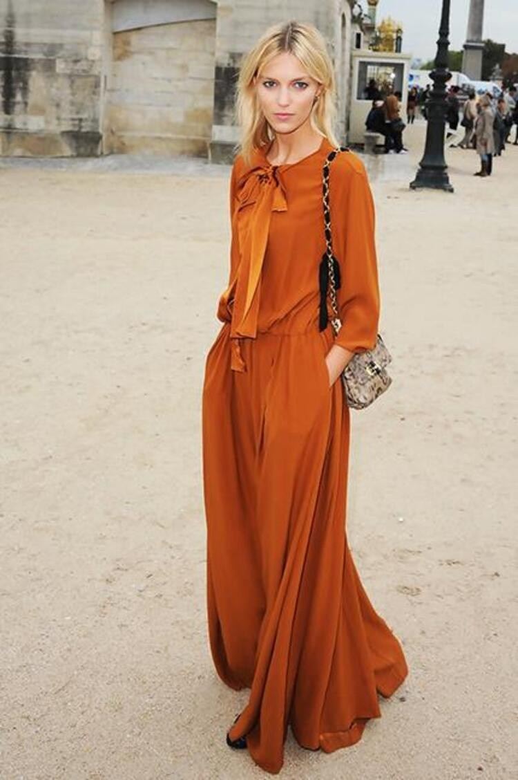 Outfit Ideen Frühjahr Maxikleid kombinieren Burnt Orange Trendfarbe 2021