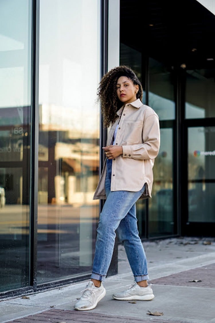 Outfit Ideen Frühling 2021 Jeans mit Shacket kombinieren