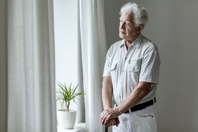 Parkinson Symptome - Schlurfender Gang und Zittern sind typische Kennzeichen