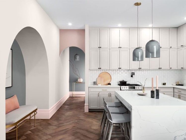 Pastellfarben wie Vanille und Rose in der Küche mit dunklem Boden