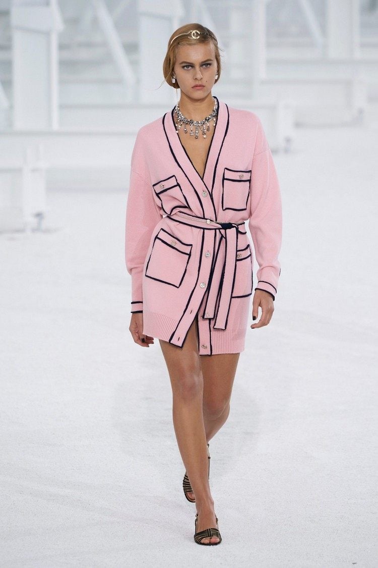 Pastellrosa kombinieren Outfit Ideen Frühjahr Trendfarben Frühling Sommer 2021
