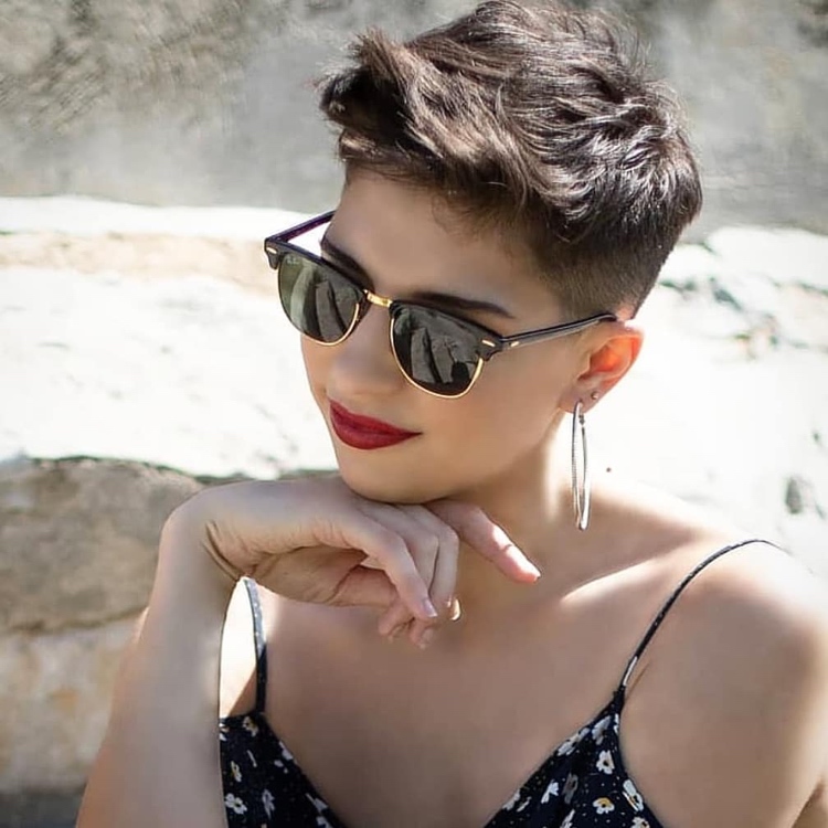 Pixie Haarschnitt mit Undercut für runde Gesichter