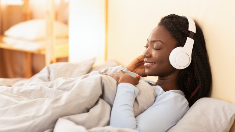Podcasts mit Gute-Nacht-Geschichten helfen beim Einschlafen