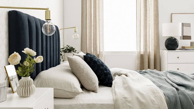 Polsterkopfteil in Schwarz, Bettwäsche und Vorhänge aus Leinen