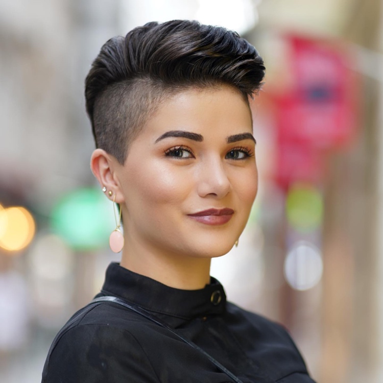 Pompadour Kurhaarschnitt mit Sidecut für rundes Gesicht vorteilhaft