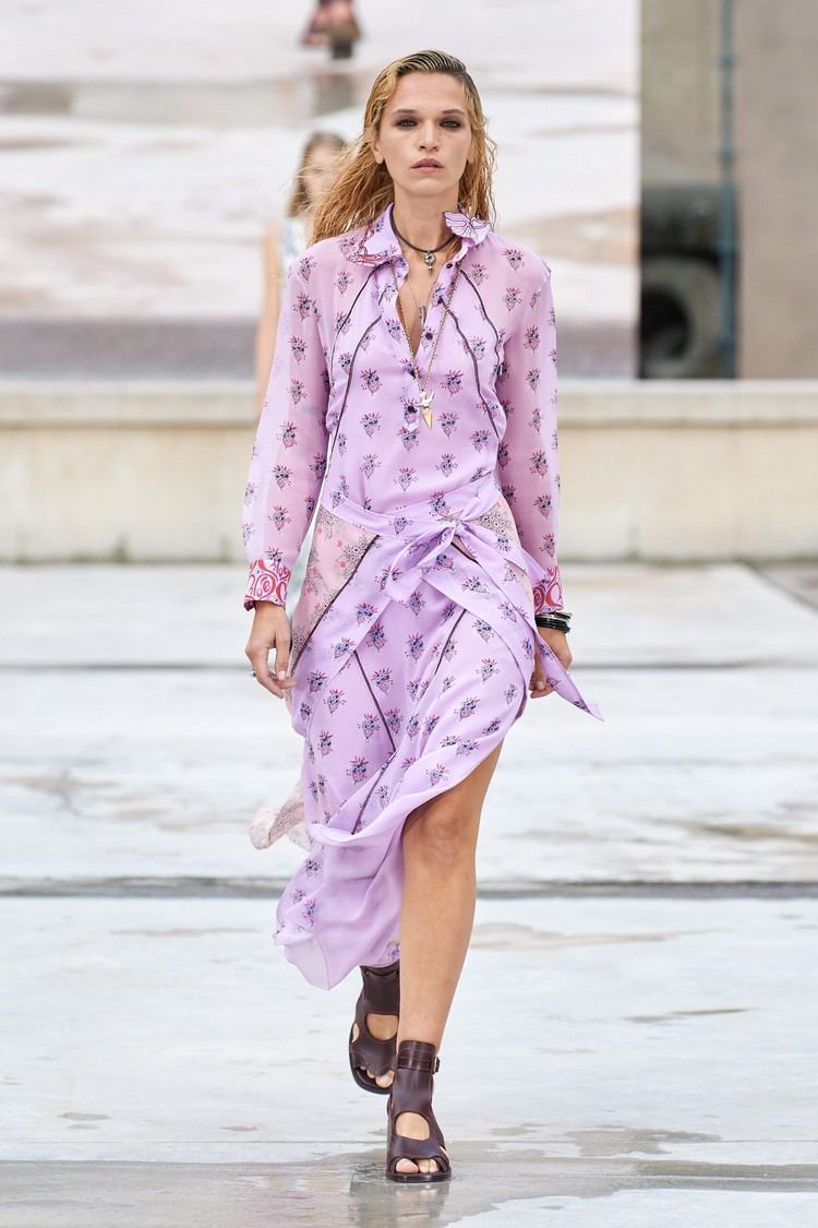Purple Rosa kombinieren pastellfarbene Outfits Trendfarben Frühling Sommer 2021