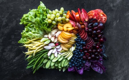 Regenbogen aus bunten Obst- und Gemüsesorten