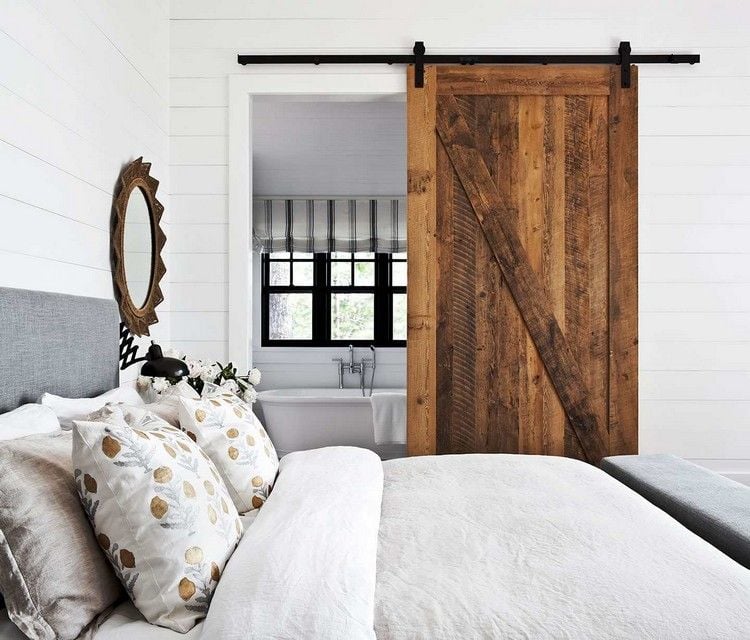 Rustikale Schiebetür im modernen weißen Schlafzimmer