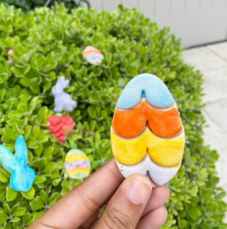 Salzteig Ideen für Ostern - Bunte Eier als Anhänger für Sträucher im Garten