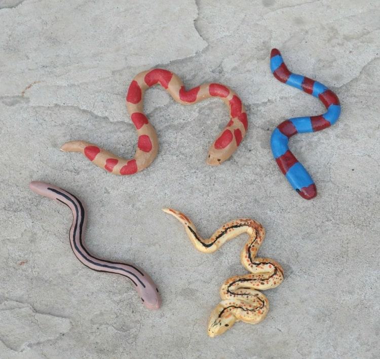 Salzteig Ideen für den Garten - Bunte Schlangen mit kleinen Kindern machen