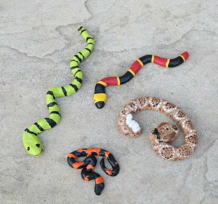 Salzteig Ideen für den Sommer - Schlangen als Figuren für das Gartenbeet basteln