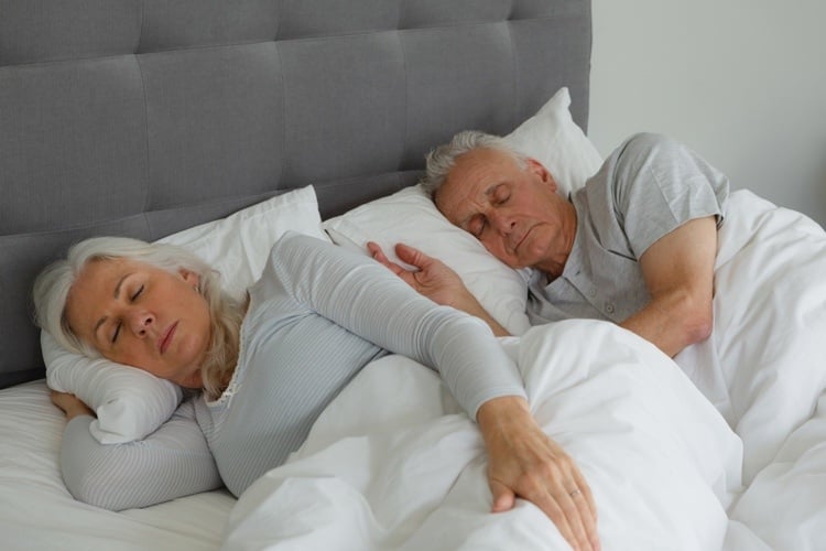 Schlaflieder und entspannende Musik können Senioren helfen, besser zu schlafen