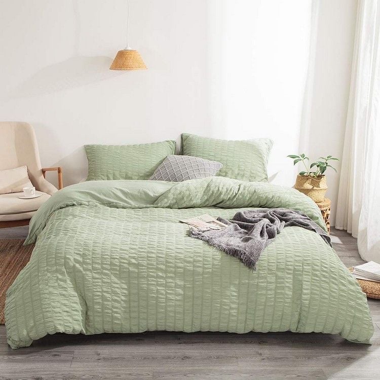 Schlafzimmer 2021 natürlich gestalten salbeigrüne Bettwäsche