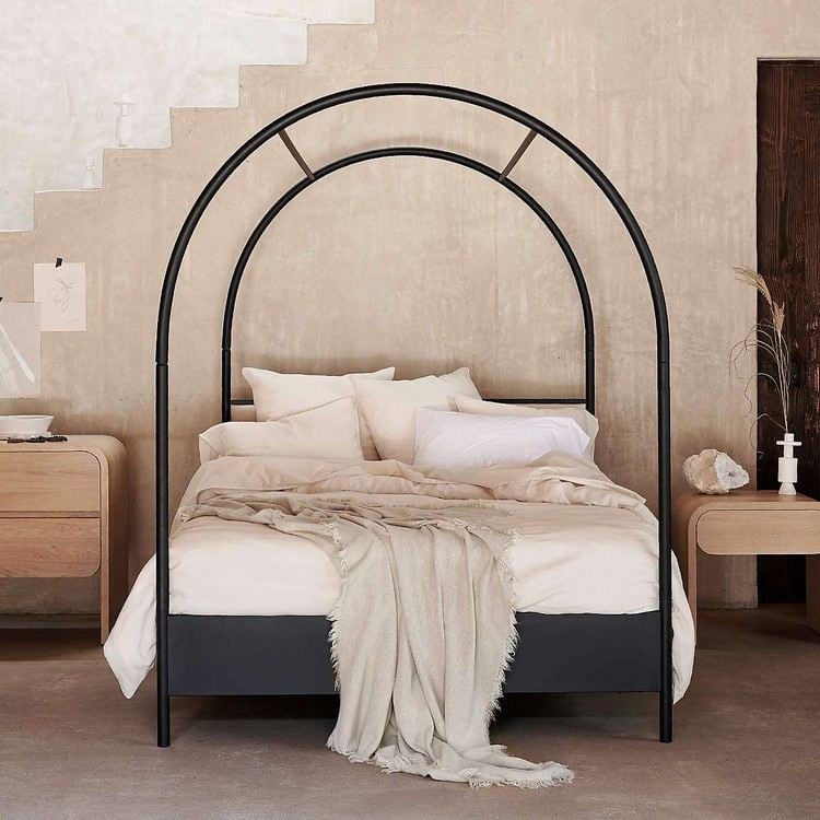 Schlafzimmer Ideen 2021 Möbel mit abgerundeten Formen Metallbett Nachttische