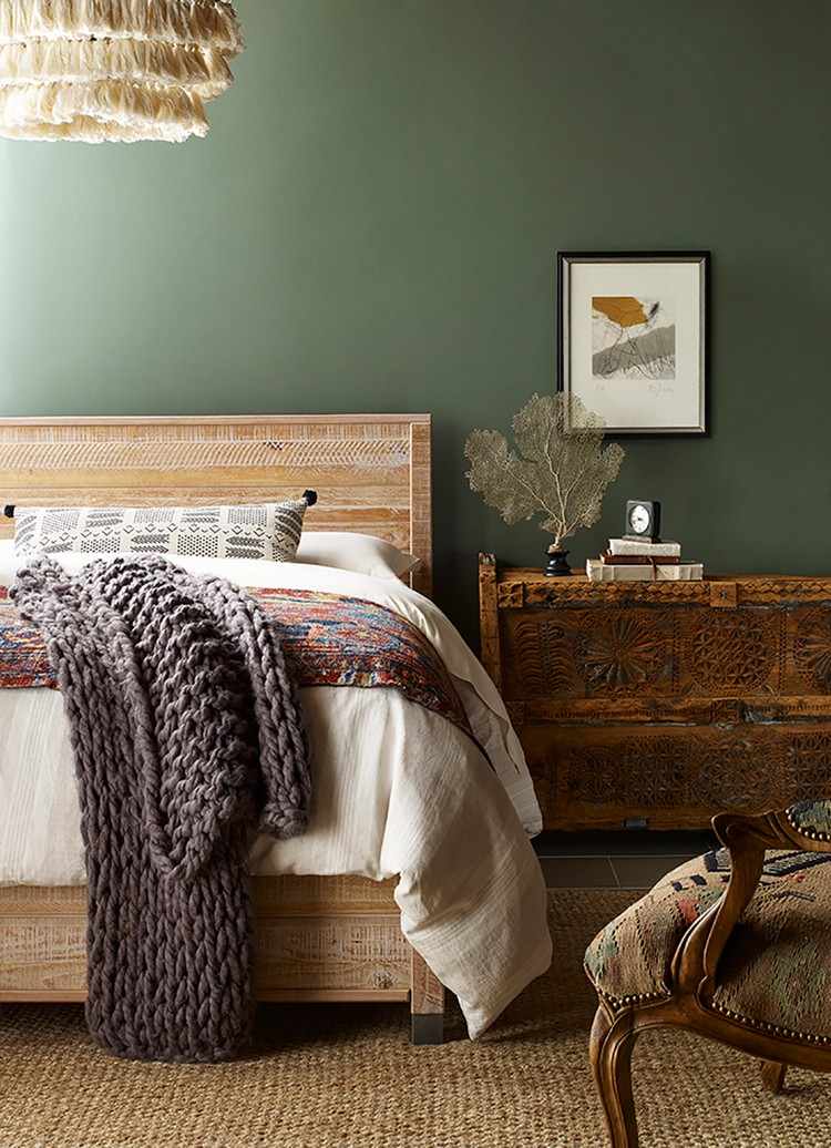 Schlafzimmer Ideen 2021 grüne Wand natürliche Materialien