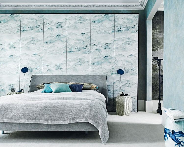 Schlafzimmer mit Meeresthema Wellen Wandpaneel hinter Bett