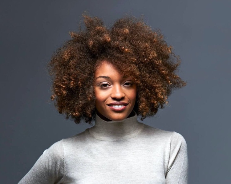 Schokoladenbraune Strähnchen und Afro Haare