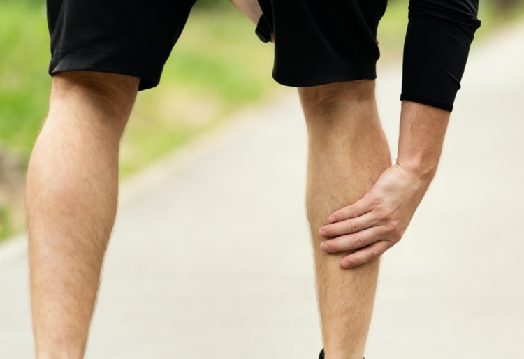 Schwellung im Bein als Blutgerinnsel Symptom