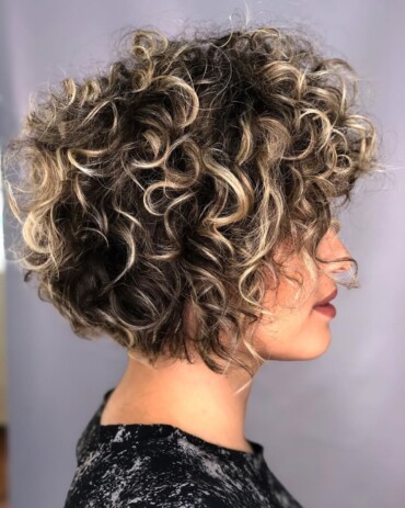 Shag Bob kinnlanger Schnitt mit Locken und Pony