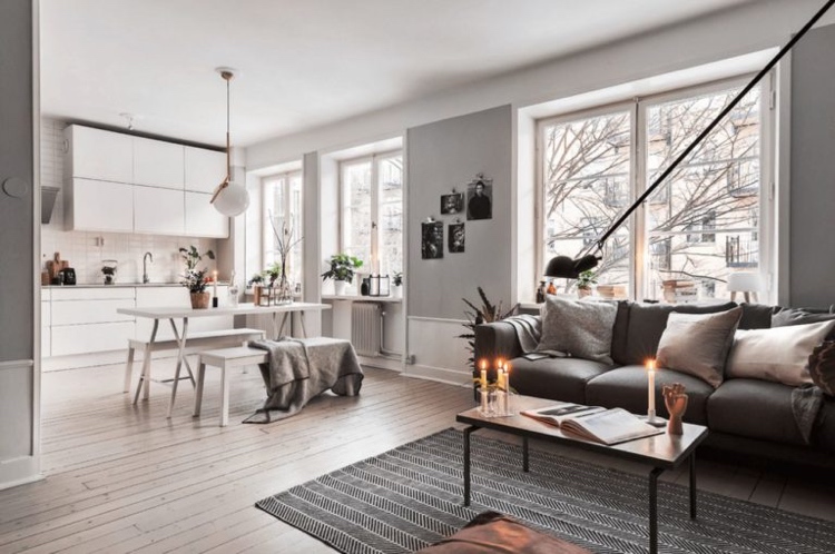 Skandinavische Einrichtung in Weiß- und Grautönen