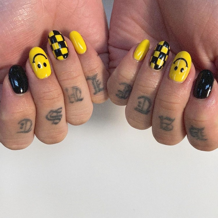 Smiley Nageldesign Gelnägel Ideen 2021 Nageltrends Frühling