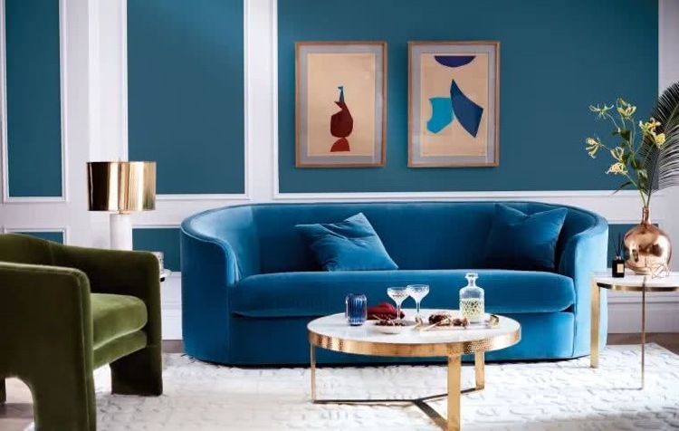 Sofa mit blauem Samtbezug und abgerundeten Linien