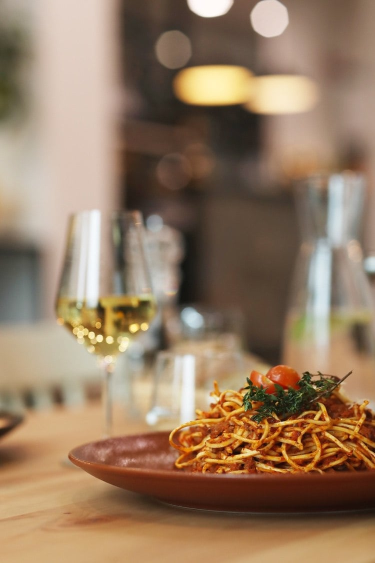 Spaghetti und Wein ist keine gute Wahl für spätes Abendessen