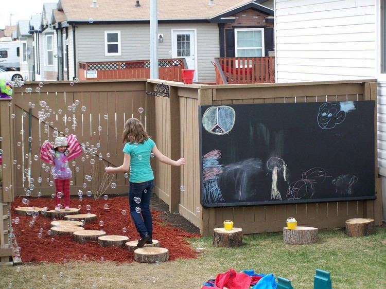 Spielplatz für Kinder im Garten gestalten mit Kreidetafel