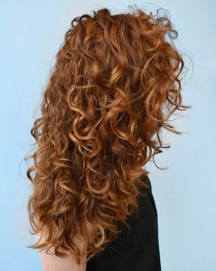 Stufenschnitt für lockiges langes Haar Zimtfarbe