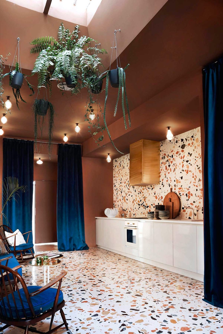 Tarrazzo Boden und Wand mit weißer Küche und Terrakotta Wandfarbe