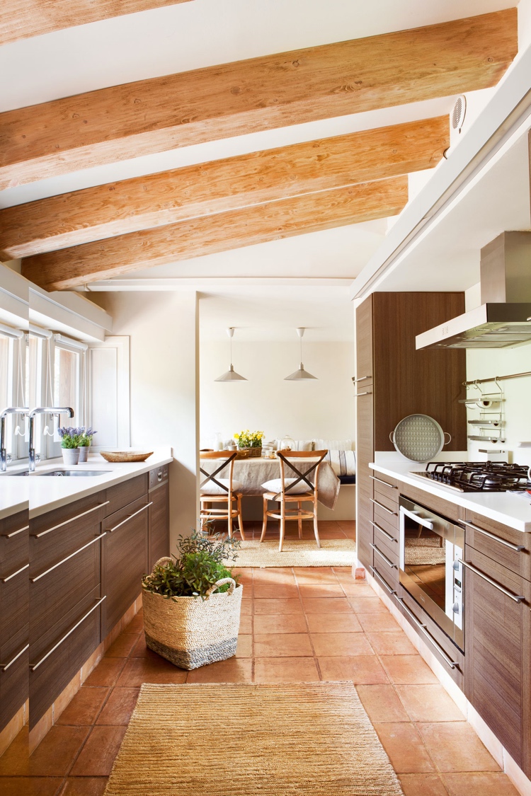 Terrakotta Bodenfliesen in einer modernen Landhausküche