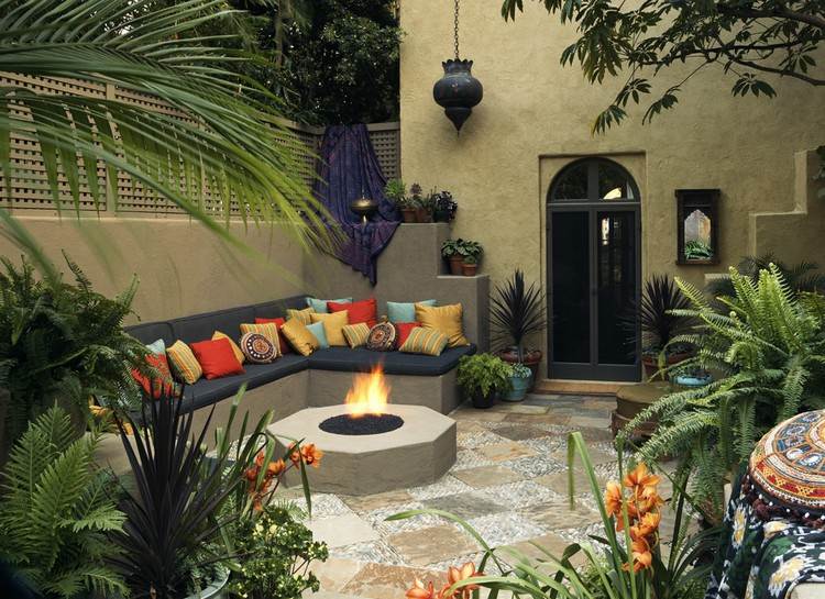 Terrasse mediterran bepflanzen Garten mit Palmen chinesische Hanfpalme und Farnen