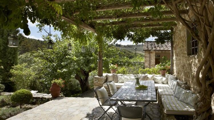 Terrasse mediterran bepflanzen Kletterpflanzen und Pergola im Toskana Garten